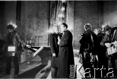 15.12.1984, Gdańsk, Polska.
Kościół pw. św. Brygidy, uroczyste obchody 14. rocznicy wydarzeń na Wybrzeżu w grudniu 1970 roku. Daniel Olbrychski podczas rozmowy z księdzem Henrykiem Jankowskim. 
Fot. Jan Juchniewicz, zbiory Ośrodka KARTA