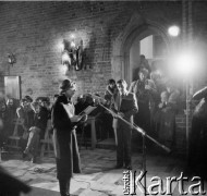 15.12.1984, Gdańsk, Polska.
Kościół pw. św. Brygidy, uroczyste obchody 14. rocznicy wydarzeń na Wybrzeżu w grudniu 1970 roku. Przy mikrofonie aktorka Halina Słojewska-Kołodziej, w głębi po lewej siedzi Daniel Olbrychski.
Fot. Jan Juchniewicz, zbiory Ośrodka KARTA