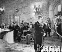 15.12.1984, Gdańsk, Polska.
Kościół pw. św. Brygidy, uroczyste obchody 14. rocznicy wydarzeń na Wybrzeżu w grudniu 1970 roku. Występ Daniela Olbrychskiego.
Fot. Jan Juchniewicz, zbiory Ośrodka KARTA