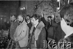 15.12.1984, Gdańsk, Polska.
Kościół pw. św. Brygidy, uroczyste obchody 14. rocznicy wydarzeń na Wybrzeżu w grudniu 1970 roku. Uczestnicy uroczystości, na pierwszym planie Bogdan Lis, w głębi Lech Wałęsa i Andrzej Celiński.
Fot. Jan Juchniewicz, zbiory Ośrodka KARTA