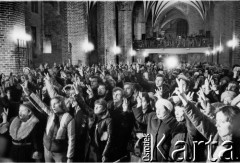 15.12.1984, Gdańsk, Polska.
Kościół pw. św. Brygidy, uroczyste obchody 14. rocznicy wydarzeń na Wybrzeżu w grudniu 1970 roku. Ludzie zgromadzeni w kościele z rękoma uniesionymi w geście zwycięstwa.
Fot. Jan Juchniewicz, zbiory Ośrodka KARTA