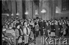 15.12.1984, Gdańsk, Polska.
Kościół pw. św. Brygidy, uroczyste obchody 14. rocznicy wydarzeń na Wybrzeżu w grudniu 1970 roku. Tłum zgromadzony w kościele.
Fot. Jan Juchniewicz, zbiory Ośrodka KARTA