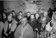 16.12.1984, Gdańsk, Polska.
14. rocznica Grudnia 1970. Uroczystości rocznicowe w kościele pw. św. Brygidy; wśród uczestników w pierwszym rzędzie Piotr Baumgart (1. z lewej), w drugim rzędzie Marian Jurczyk (2. z prawej), w trzecim rzędzie od lewej: NN, Andrzej Celiński, Bogdan Lis i Lech Wałęsa.
Fot. Jan Juchniewicz, zbiory Ośrodka KARTA