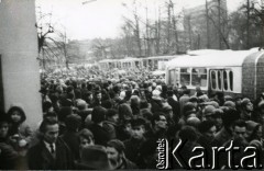 15.12.1970, Gdańsk, Polska.
Wydarzenia grudniowe, tłum na ulicy miasta.
Fot. Jan Juchniewicz, zbiory Ośrodka KARTA