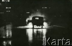 15.12.1970, Gdańsk, Polska.
Wydarzenia grudniowe, płonący samochód na ulicy miasta.
Fot. Jan Juchniewicz, zbiory Ośrodka KARTA