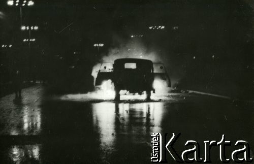 15.12.1970, Gdańsk, Polska.
Wydarzenia grudniowe, płonący samochód na ulicy miasta.
Fot. Jan Juchniewicz, zbiory Ośrodka KARTA