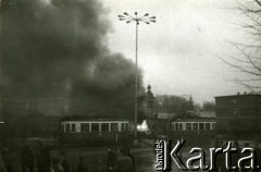 15.12.1970, Gdańsk, Polska.
Wydarzenia grudniowe, w głębi płonący transporter opancerzony przed Dworcem Głównym.
Fot. Jan Juchniewicz, zbiory Ośrodka KARTA