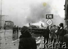 15.12.1970, Gdańsk, Polska.
Wydarzenia grudniowe, płonący transporter opancerzony przed Dworcem Głównym.
Fot. Jan Juchniewicz, zbiory Ośrodka KARTA