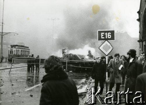 15.12.1970, Gdańsk, Polska.
Wydarzenia grudniowe, płonący transporter opancerzony przed Dworcem Głównym.
Fot. Jan Juchniewicz, zbiory Ośrodka KARTA