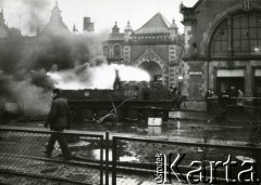 15.12.1970, Gdańsk, Polska.
Wydarzenia grudniowe, płonący transporter opancerzony przed Dworcem Głównym.
Fot. Jan Juchniewicz, zbiory Ośrodka KARTA