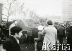 15.12.1970, Gdańsk, Polska.
Wydarzenia grudniowe, transporter opancerzony na ulicy miasta.
Fot. Jan Juchniewicz, zbiory Ośrodka KARTA