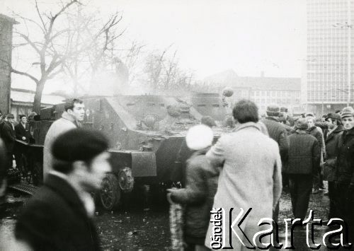 15.12.1970, Gdańsk, Polska.
Wydarzenia grudniowe, transporter opancerzony na ulicy miasta.
Fot. Jan Juchniewicz, zbiory Ośrodka KARTA