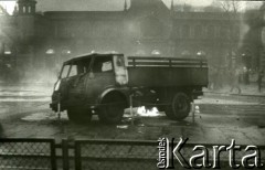 15.12.1970, Gdańsk, Polska.
Wydarzenia grudniowe, płonący samochod ciężarowy przed Dworcem Głównym.
Fot. Jan Juchniewicz, zbiory Ośrodka KARTA