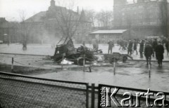 15.12.1970, Gdańsk, Polska.
Wydarzenia grudniowe, spalony samochód ciężarowy przed Dworcem Głównym.
Fot. Jan Juchniewicz, zbiory Ośrodka KARTA
