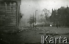 15.12.1970, Gdańsk, Polska.
Wydarzenia grudniowe, płonący autobus na ulicy.
Fot. Jan Juchniewicz, zbiory Ośrodka KARTA