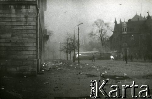 15.12.1970, Gdańsk, Polska.
Wydarzenia grudniowe, płonący autobus na ulicy.
Fot. Jan Juchniewicz, zbiory Ośrodka KARTA