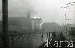 15.12.1970, Gdańsk, Polska.
Wydarzenia grudniowe, płonący gmach Komitetu Wojewódzkiego PZPR. 
Fot. Jan Juchniewicz, zbiory Ośrodka KARTA