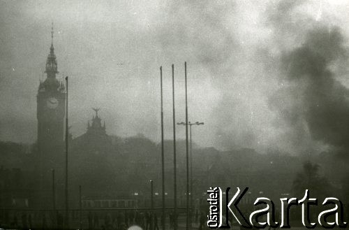 15.12.1970, Gdańsk, Polska.
Wydarzenia grudniowe, pożar w okolicy Dworca Głównego.
Fot. Jan Juchniewicz, zbiory Ośrodka KARTA