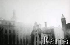 15.12.1970, Gdańsk, Polska.
Wydarzenia grudniowe, płoniący gmach Komitetu Wojewódzkiego PZPR.
Fot. Jan Juchniewicz, zbiory Ośrodka KARTA