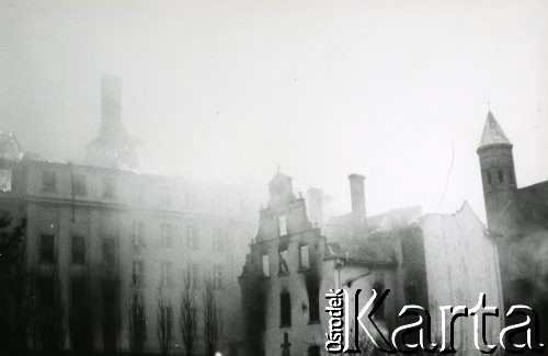 15.12.1970, Gdańsk, Polska.
Wydarzenia grudniowe, płoniący gmach Komitetu Wojewódzkiego PZPR.
Fot. Jan Juchniewicz, zbiory Ośrodka KARTA