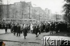 15.12.1970, Gdańsk, Polska.
Wydarzenia grudniowe, tłum na ulicy Grunwaldzkiej.
Fot. Jan Juchniewicz, zbiory Ośrodka KARTA