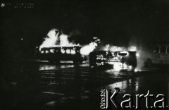 15.12.1970, Gdańsk, Polska.
Wydarzenia grudniowe, płonące autobusy przy Dworcu Głównym.
Fot. Jan Juchniewicz, zbiory Ośrodka KARTA