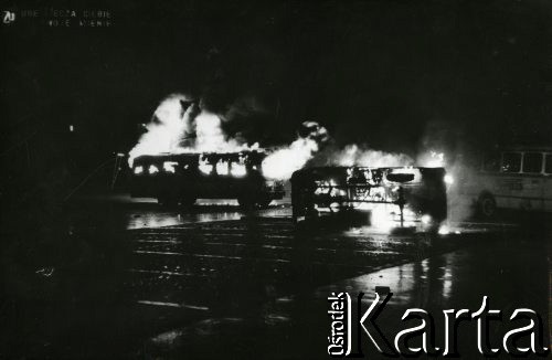 15.12.1970, Gdańsk, Polska.
Wydarzenia grudniowe, płonące autobusy przy Dworcu Głównym.
Fot. Jan Juchniewicz, zbiory Ośrodka KARTA