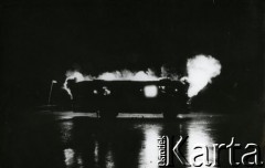 15.12.1970, Gdańsk, Polska.
Wydarzenia grudniowe, płonący autobus przy Dworcu Głównym.
Fot. Jan Juchniewicz, zbiory Ośrodka KARTA