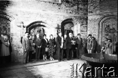1983-1984, Gdańsk, Polska.
Wmurowanie tablicy pamiątkowej w kościele pw. św. Brygidy. Uczestnicy uroczystości.
Fot. Jan Juchniewicz, zbiory Ośrodka KARTA