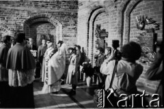 1983-1984, Gdańsk, Polska.
Wmurowanie tablicy pamiątkowej w kościele pw. św. Brygidy. Księża przed tablicą, 2. z prawej prawdopodobnie ksiądz Henryk Jankowski.
Fot. Jan Juchniewicz, zbiory Ośrodka KARTA