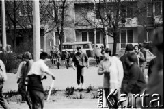 1.05.1988, Gdańsk, Polska.
Niezależna demonstracja. Na pierwszym planie demonstranci, w oddali milicjanci. przy kościele ś. Brygidy
Fot. Jan Juchniewicz, zbiory Ośrodka KARTA
