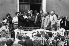 Sierpień 1988, Gdańsk, Polska.
Manifestacja na terenie parafii pw. św. Brygidy w okresie strajków. Na schodach plebanii z przodu: ksiądz Henryk Jankowski, NN, Krzysztof Król, NN, Władysław Siła-Nowicki; z tyłu m.in. Andrzej Rzeczycki, Piotr Nowina-Konopka i Krzysztof Pusz.
Fot. Jan Juchniewicz, zbiory Ośrodka KARTA