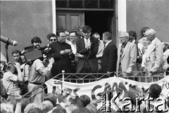 Sierpień 1988, Gdańsk, Polska.
Manifestacja na terenie parafii pw. św. Brygidy w okresie strajków. Na schodach plebanii stoją: ksiądz Henryk Jankowski, Krzysztof Król (z mikrofonem), Władysław Siła-Nowicki (1. z prawej). Za księdzem H. Jankowskim Andrzej Rzeczycki, za K. Królem Piotr Nowina-Konopka i Adam Michnik.
Fot. Jan Juchniewicz, zbiory Ośrodka KARTA