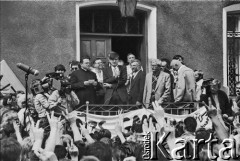 Sierpień 1988, Gdańsk, Polska.
Manifestacja na terenie parafii pw. św. Brygidy w okresie strajków. Na schodach plebanii stoją: ksiądz Henryk Jankowski, Krzysztof Król (z mikrofonem), Krzysztof Pusz, Tadeusz Mazowiecki (z tyłu), Władysław Siła-Nowicki (bokiem z prawej), Kazimierz Świtoń (obok Siły-Nowickiego), Andrzej Rzeczycki (za księdzem H. Jankowskim).
Fot. Jan Juchniewicz, zbiory Ośrodka KARTA