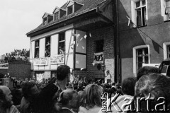 Sierpień 1988, Gdańsk, Polska.
Manifestacja na terenie parafii pw. św. Brygidy. Tłum przed budynkiem parafialnym.
Fot. Jan Juchniewicz, zbiory Ośrodka KARTA