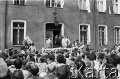 Sierpień 1988, Gdańsk, Polska.
Manifestacja na terenie parafii pw. św. Brygidy. Na schodach plebanii stoją m.in. ksiądz Henryk Jankowski i Tadeusz Mazowiecki. 
Fot. Jan Juchniewicz, zbiory Ośrodka KARTA