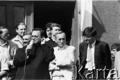 Sierpień 1988, Gdańsk, Polska.
Manifestacja na terenie parafii pw. św. Brygidy w okresie strajków. Na zdjęciu z przodu: ksiądz Henryk Jankowski, Tadeusz Mazowiecki, Krzysztof Król.
Fot. Jan Juchniewicz, zbiory Ośrodka KARTA