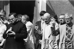 Sierpień 1988, Gdańsk, Polska.
Manifestacja na terenie parafii pw. św. Brygidy w okresie strajków. Na zdjęciu ksiądz Henryk Jankowski, Tadeusz Mazowiecki (stoi bokiem), Władysław Siła-Nowicki (4. z prawej), Kazimierz Świtoń (2. z prawej).
Fot. Jan Juchniewicz, zbiory Ośrodka KARTA