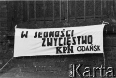 Sierpień 1988, Gdańsk, Polska.
Manifestacja na terenie parafii pw. św. Brygidy w okresie strajków. Transparent Konfederacji Polski Niepodległej z hasłem: 