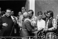 Sierpień 1988, Gdańsk, Polska.
Manifestacja na terenie parafii pw. św. Brygidy w okresie strajków. Z mikrofonem ksiądz Henryk Jankowski obok Alojzy Szablewski i Mieczysław Gil i Stanisław Fudakowski, z tyłu Piotr Nowina-Konopka.
Fot. Jan Juchniewicz, zbiory Ośrodka KARTA