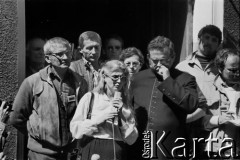 Sierpień 1988, Gdańsk, Polska.
Manifestacja przed kościołem pw. św. Brygidy w czasie letnich strajków, na schodach plebanii Alina Pieńkowska i ksiądz Henryk Jankowski, z tyłu Janina Werensztajn.
Fot. Jan Juchniewicz, zbiory Ośrodka KARTA