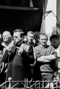 Sierpień 1988, Gdańsk, Polska.
Manifestacja przed kościołem pw. św. Brygidy w czasie letnich strajków, na schodach plebanii ksiądz Henryk Jankowski i Adam Michnik.
Fot. Jan Juchniewicz, zbiory Ośrodka KARTA