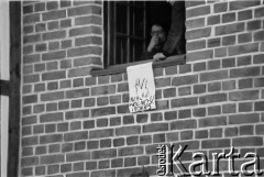 Sierpień 1988, Gdańsk, Polska.
Manifestacja przed kościołem pw. św. Brygidy w czasie letnich strajków, plakat o treści: 