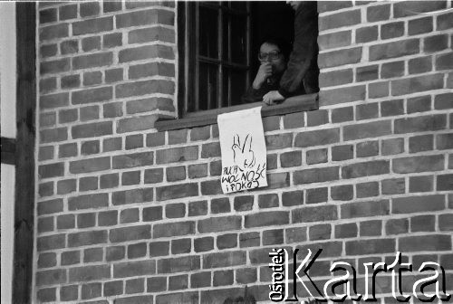 Sierpień 1988, Gdańsk, Polska.
Manifestacja przed kościołem pw. św. Brygidy w czasie letnich strajków, plakat o treści: 