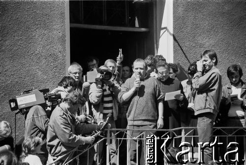 Sierpień 1988, Gdańsk, Polska.
Manifestacja przed kościołem pw. św. Brygidy w czasie letnich strajków, na schodach plebanii przemawia Adam Michnik, za nim stoi ksiądz Henryk Jankowski.
Fot. Jan Juchniewicz, zbiory Ośrodka KARTA