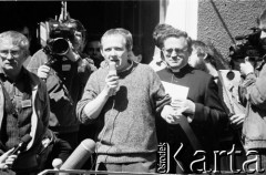 Sierpień 1988, Gdańsk, Polska.
Manifestacja przed kościołem pw. św. Brygidy w czasie letnich strajków, na schodach plebanii przemawia Adam Michnik, za nim stoi ksiądz Henryk Jankowski.
Fot. Jan Juchniewicz, zbiory Ośrodka KARTA