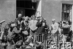 Sierpień 1988, Gdańsk, Polska.
Manifestacja przed kościołem pw. św. Brygidy w czasie letnich strajków, na schodach plebanii przemawia ksiądz Henryk Jankowski, obok Stanisław Mażul (w jasnym swetrze).
Fot. Jan Juchniewicz, zbiory Ośrodka KARTA