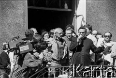 Sierpień 1988, Gdańsk, Polska.
Manifestacja przed kościołem pw. św. Brygidy w czasie letnich strajków, na schodach plebanii przemawia ks. Henryk Jankowski, za nim stoi Adam Michnik.
Fot. Jan Juchniewicz, zbiory Ośrodka KARTA