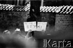Sierpień 1988, Gdańsk, Polska.
Manifestacja przed kościołem pw. św. Brygidy w czasie letnich strajków, kobieta trzyma kartki z napisem: 