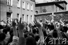 1988, Gdańsk, Polska.
Niezależna manifestacja przed plebanią parafii pw. św. Brygidy w związku z wyborami do Rad Narodowych. Tłum z dłońmi uniesionymi w geście zwycięstwa.
Fot. Jan Juchniewicz, zbiory Ośrodka KARTA